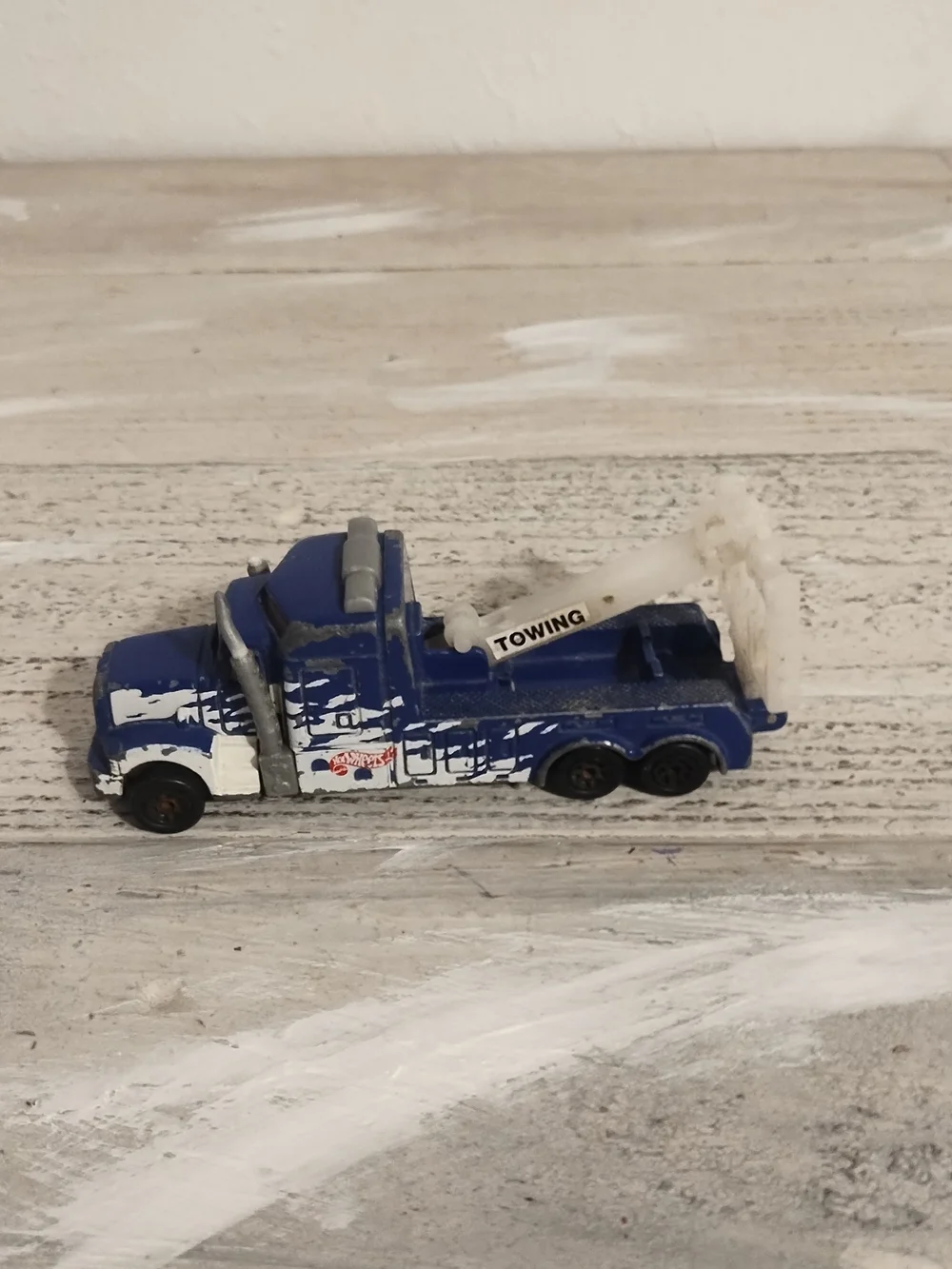 Vintage 1998 hot Wheels heavy duty tow truck diecast some scratches